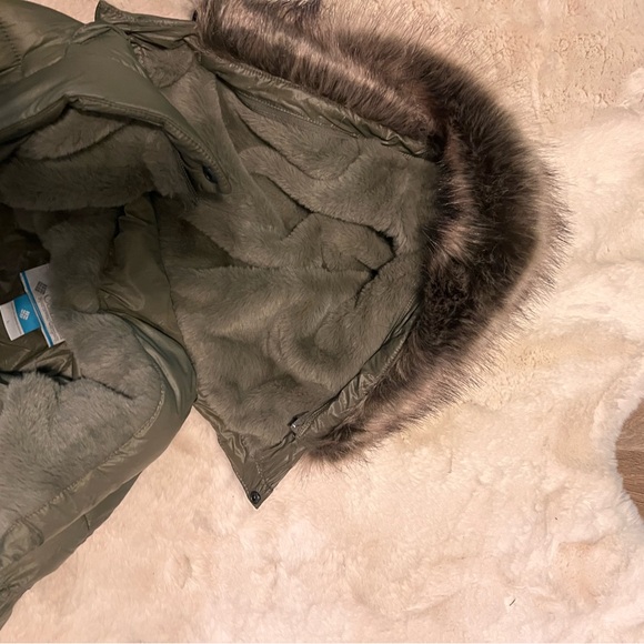 Army green mid length Columbia puffer with Omni shield - Picture 6 of 7